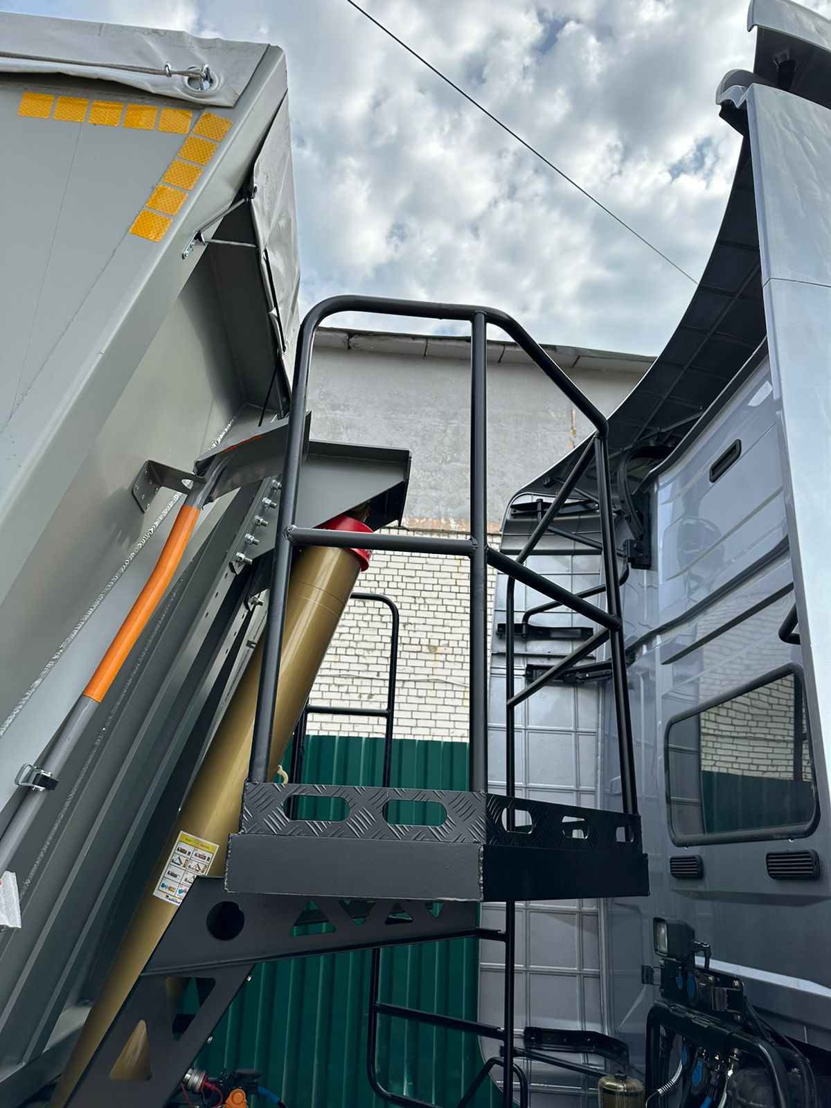 Алюминиевый полуприцеп зерновоз CAT500 55 435 | GoodTruck